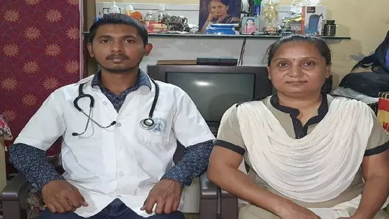 Pune News:बेटे को पढ़ाने के खातिर बर्तन धोए,भूखे पेट सोई मां,अब बेटा बना डॉक्टर Pune News:बेटे को पढ़ाने के खातिर बर्तन धोए,भूखे पेट सोई मां,अब बेटा बना डॉक्टर