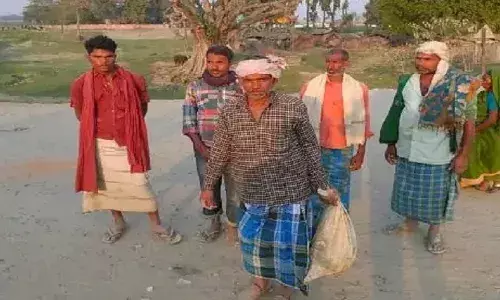 Bihar:अपने जिगर के टुकड़े की लाश थैले में लेकर 3 किमी पैदल चला पिता,दारोगा पर गिरी गाज Bihar:अपने जिगर के टुकड़े की लाश थैले में लेकर 3 किमी पैदल चला पिता,दारोगा पर गिरी गाज