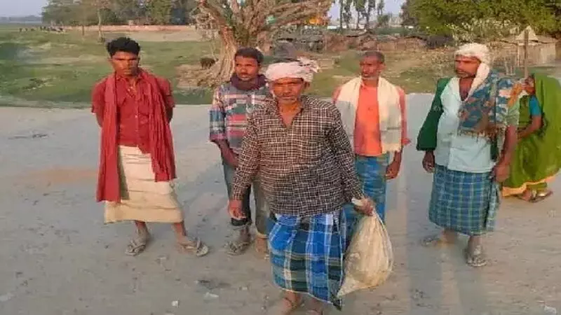 Bihar:अपने जिगर के टुकड़े की लाश थैले में लेकर 3 किमी पैदल चला पिता,दारोगा पर गिरी गाज