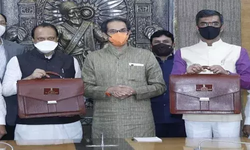 महिला दिवस पर महिलाओं को सौगात,महाराष्ट्र सरकार ने 10,226 करोड़ के घाटे का बजट किया पेश