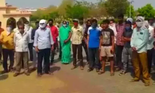 बुलढाणा के शेगाव के कोविड सेंटर में मरीजों को खाना नहीं, सैकड़ो कोरोना मरीज उतरे सड़को पर बुलढाणा के शेगाव के कोविड सेंटर में मरीजों को खाना नहीं, सैकड़ो कोरोना मरीज उतरे सड़को पर