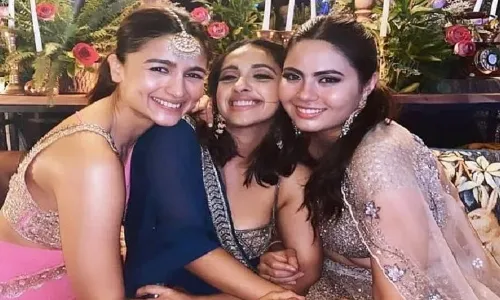 दोस्त की शादी में जलेबी बाई गाने पर ठुमके लगाया आलिया ने दोस्त की शादी में जलेबी बाई गाने पर ठुमके लगाया आलिया ने