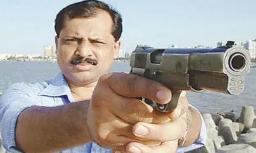 सचिन वाझे सस्पेंड,गिरफ्तारी के खिलाफ HC में सुनवाई आज संभव सचिन वाझे सस्पेंड,गिरफ्तारी के खिलाफ HC में सुनवाई आज संभव