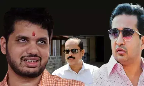 सचिन वाझे से संबंधों के आरोपों पर युवा सेना के सचिव वरुण सरदेसाई ने तोड़ी चुप्पी सचिन वाझे से संबंधों के आरोपों पर युवा सेना के सचिव वरुण सरदेसाई ने तोड़ी चुप्पी