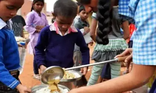 Pune:ये लापरवाही नहीं तो और क्या है? बच्चों को मिड-डे मील की जगह भेज दिया पशु आहार Pune:ये लापरवाही नहीं तो और क्या है? बच्चों को मिड-डे मील की जगह भेज दिया पशु आहार