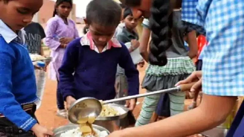 Pune:ये लापरवाही नहीं तो और क्या है? बच्चों को मिड-डे मील की जगह भेज दिया पशु आहार