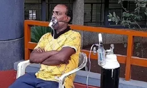 बेड नहीं मिलने पर ऑक्सीजन सिलेंडर के साथ आंदोलन करने वाले मरीज की मौत बेड नहीं मिलने पर ऑक्सीजन सिलेंडर के साथ आंदोलन करने वाले मरीज की मौत