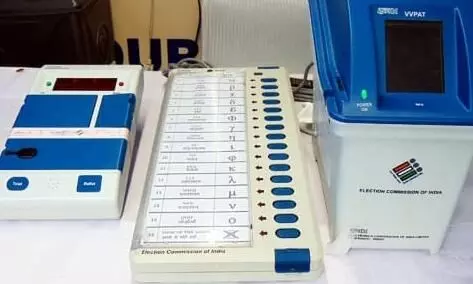 West Bengal मे मतदान से पहले नेता के घर EVM मशीने  मिलने से हंगामा