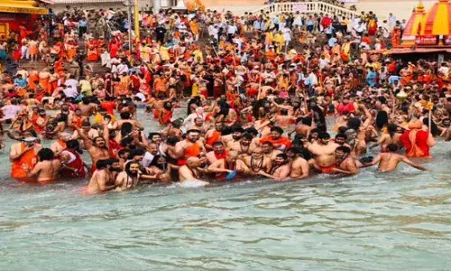 कुम्भ मेले मे कोरोना गाइडलाइन की उड़ी धज्जियां, 102 लोग हुए कोरोना पॉजिटिव कुम्भ मेले मे कोरोना गाइडलाइन की उड़ी धज्जियां, 102 लोग हुए कोरोना पॉजिटिव