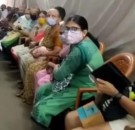 मुंबई के नेस्को सेंटर मे वैक्सीन के लिए लगी लंबी कतारे