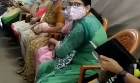 मुंबई के नेस्को सेंटर मे वैक्सीन के लिए लगी लंबी कतारे मुंबई के नेस्को सेंटर मे वैक्सीन के लिए लगी लंबी कतारे