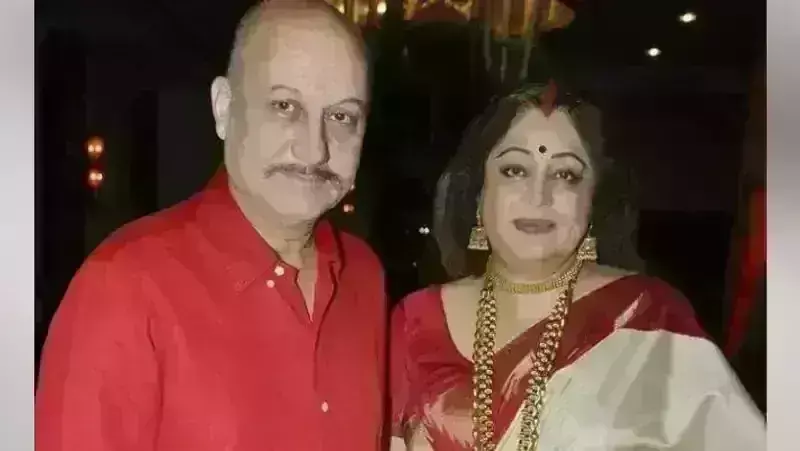 झड़ गए बाल,फीकी पड़ी चेहरे की रंगत, दूसरी वैक्सीन लेने के बाद किरण खेर की तस्वीर आई सामने झड़ गए बाल,फीकी पड़ी चेहरे की रंगत, दूसरी वैक्सीन लेने के बाद किरण खेर की तस्वीर आई सामने