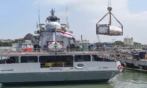 ऑक्सीजन आपूर्ति के लिए नौसेना चला रही है ऑपरेशन समुद्र-सेतु, विदेशों से चिकित्सा उपकरण लाने के काम में लगे हैं 9 युद्धपोत ऑक्सीजन आपूर्ति के लिए नौसेना चला रही है ऑपरेशन समुद्र-सेतु, विदेशों से चिकित्सा उपकरण लाने के काम में लगे हैं 9 युद्धपोत