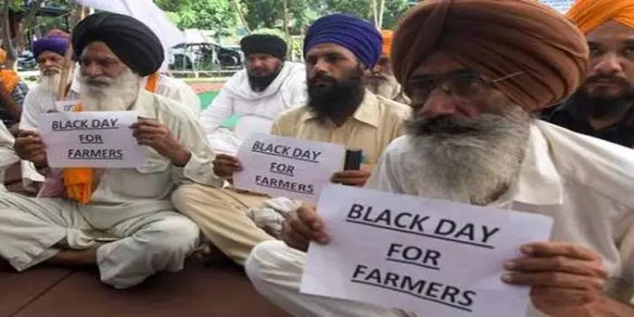 कृषि कानून के विरोध मे किसान आज मना रहे काला दिवस, कर रहे है प्रदर्शन