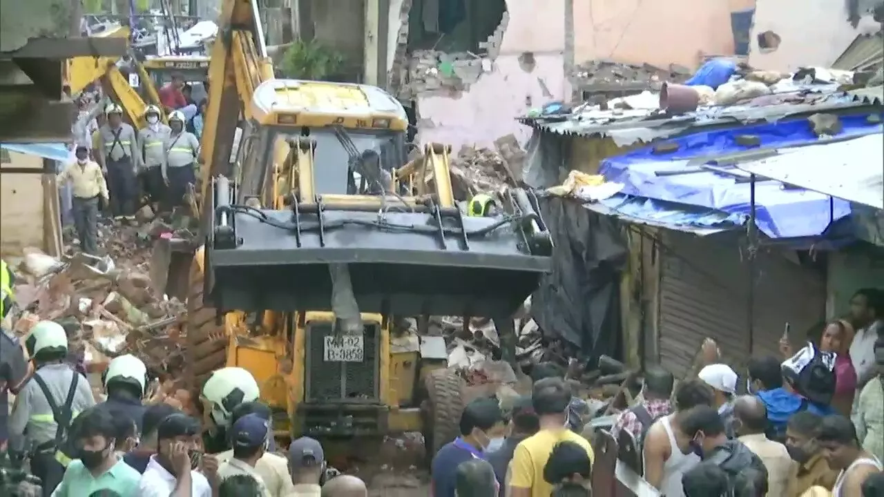 मालाड में 4 मंजिला इमारत गिरने से 11 लोगों की मौत17 घायल