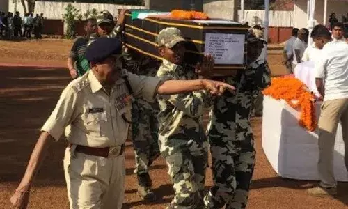 कश्मीर में आतंकियों का हमला, 3 जवान शहीद, लगातार हो रही है फायरिंग कश्मीर में आतंकियों का हमला, 3 जवान शहीद, लगातार हो रही है फायरिंग