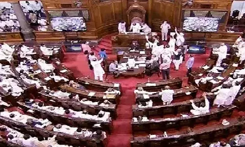 लोकसभा में विपक्ष ने जमकर किया हंगामा, पेगासस जासूसी और कृषि बिल जैसे मुद्दों पर सरकार को घेरा लोकसभा में विपक्ष ने जमकर किया हंगामा, पेगासस जासूसी और कृषि बिल जैसे मुद्दों पर सरकार को घेरा