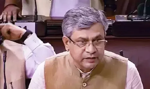 TMC सांसद शांतनु ने अश्विनी वैष्णव से पर्चा छीनकर फाड़ा, भिड़े हरदीप पुरी, हुई तीख़ी बयानबाज़ी TMC सांसद शांतनु ने अश्विनी वैष्णव से पर्चा छीनकर फाड़ा, भिड़े हरदीप पुरी, हुई तीख़ी बयानबाज़ी