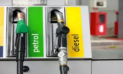 मुंबई में डीजल की कीमतों में गिरावट, पेट्रोल की कीमतें स्थिर मुंबई में डीजल की कीमतों में गिरावट, पेट्रोल की कीमतें स्थिर
