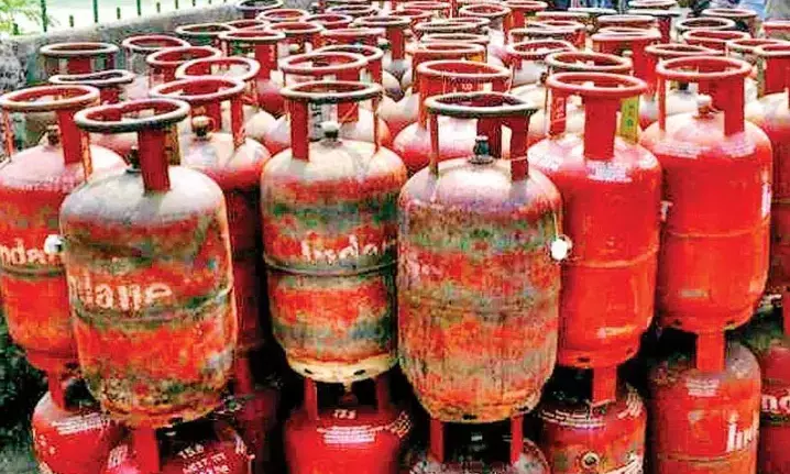 आप जहां भी रहेंगे, बिना एड्रेस प्रूफ के मिलेगा गैस कनेक्शन, क्या है मोदी सरकार का प्लान आप जहां भी रहेंगे, बिना एड्रेस प्रूफ के मिलेगा गैस कनेक्शन, क्या है मोदी सरकार का प्लान