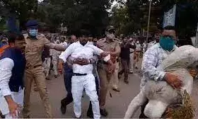 ओबीसी आरक्षण : भाजपा कार्यकर्ताओं का मुख्यमंत्री उद्धव ठाकरे की प्रतिमा जलाने का प्रयास