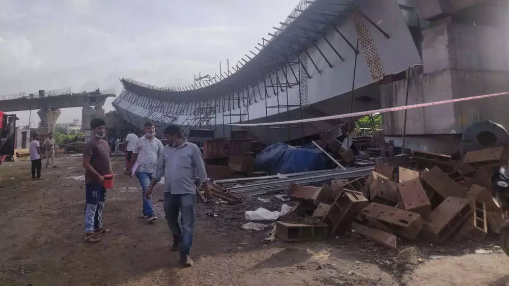 मुंबई के बीकेसी इलाके में मेट्रो का निर्माणाधीन फ्लाईओवर गिरा