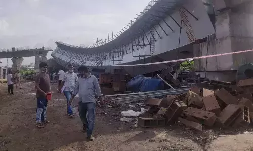 मुंबई के बीकेसी इलाके में मेट्रो का निर्माणाधीन फ्लाईओवर गिरा मुंबई के बीकेसी इलाके में मेट्रो का निर्माणाधीन फ्लाईओवर गिरा