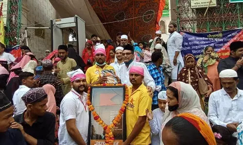 महाराष्ट्र के राकांपा विधायक का स्वराज्यध्वज पहुँचा पुष्कर और अजमेर शरीफ दर्गा महाराष्ट्र के राकांपा विधायक का स्वराज्यध्वज पहुँचा पुष्कर और अजमेर शरीफ दर्गा