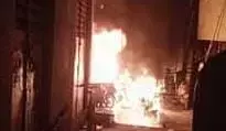 कुर्ला नेहरूनगर में खड़े 20 से 25 दोपहिया वाहनों में लगी आग; सभी बाइक आग में जलकर खाक