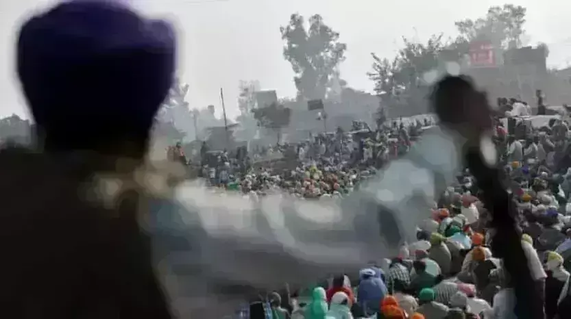 सिंघू बॉर्डर पर युवक की हत्या, प्रदर्शनकारियों के मंच के पास काटा हाथ और बैरिकेड्स पर लटका दिया सिंघू बॉर्डर पर युवक की हत्या, प्रदर्शनकारियों के मंच के पास काटा हाथ और बैरिकेड्स पर लटका दिया