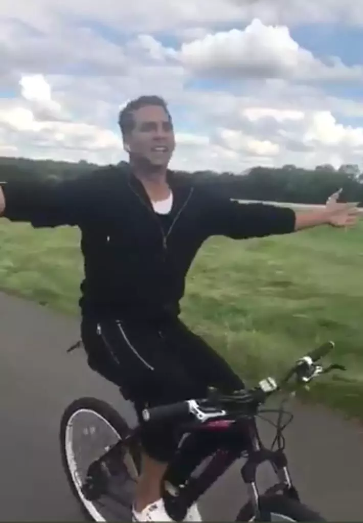 सायकल चलाते हुए अक्षय कुमार का बिगड़ा बैलेंस, गिरे धड़ाम से निचे, वीडियो हुआ वायरल
