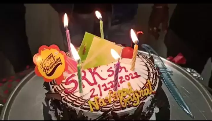 शाहरुख़ खान के डुप्लीकेट राजू रहिकवार ने केक काटकर मनाया शाहरुख़ का जन्मदिन