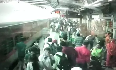 कल्याण रेलवे स्टेशन की घटना आई सामने, RPF जवान और रेल कर्मचारियों ने बचाई जान