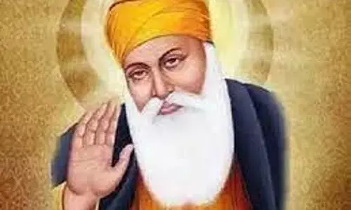 जानिए गुरु नानक जयंती कब है और क्यों मनाई जाती है ?