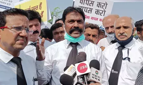 सहारा परिवार ने सेबी के खिलाफ मुंबई के आजाद मैदान में की नारेबाजी सहारा परिवार ने सेबी के खिलाफ मुंबई के आजाद मैदान में की नारेबाजी