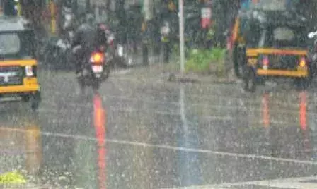 मुंबई के कई इलाकों हुई बारिश, 21 डिग्री तापमान दर्ज किया गया, मौसम विभाग ने अलर्ट जारी किया मुंबई के कई इलाकों हुई बारिश, 21 डिग्री तापमान दर्ज किया गया, मौसम विभाग ने अलर्ट जारी किया