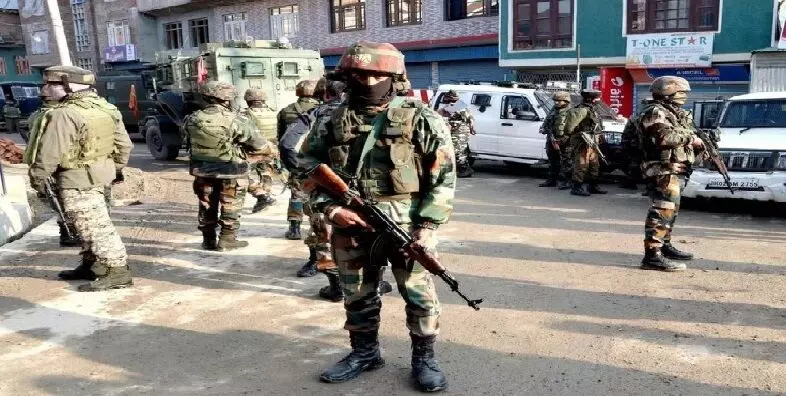 Jammu Kashmir Terror Attack: श्रीनगर में सुरक्षाबलों की बस पर फायरिंग, 2 जवान शहीद, 12 गंभीर