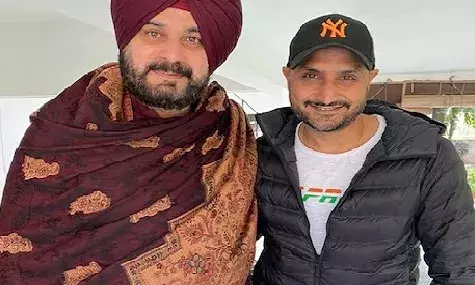 Politics: पंजाब में नई सियासी हलचल, क्या कांग्रेस में शामिल हो सकते हैं हरभजन सिंह ? Politics: पंजाब में नई सियासी हलचल, क्या कांग्रेस में शामिल हो सकते हैं हरभजन सिंह ?