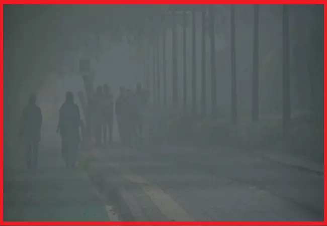 Delhi Air Pollution: दिल्ली एनसीआर में वायु प्रदूषण की स्थिति बेहद खराब, एयर क्वालिटी इंडेक्स 319 किया दर्ज