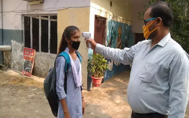 Omicron Variant: कोरोना के नए वेरिएंट का बढ़ रहा प्रकोप, मुंबई के स्कूल में 16 छात्र हुए संक्रमित