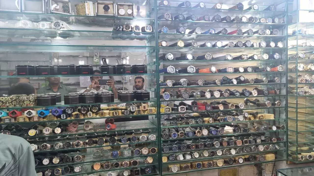 मुंबई शहर में कई नामी कंपनियों की नकली घड़ियां बेचने वाली दुकानें पर छापे, करोडो की घड़ियां बरामद 5 गिरफ्तार