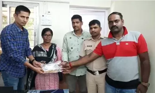 चुहे के चंगुल से 10 तोला सोना बरामद, सोने से भरी थैली को ढूंढने में चूहे ने दिखाया पुलिस का रास्ता चुहे के चंगुल से 10 तोला सोना बरामद, सोने से भरी थैली को ढूंढने में चूहे ने दिखाया पुलिस का रास्ता