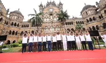 मध्य रेल के सीएसएमटी हेरिटेज बिल्डिंग में अंतरराष्ट्रीय योग दिवस 2022 का काउंटडाउन कार्यक्रम