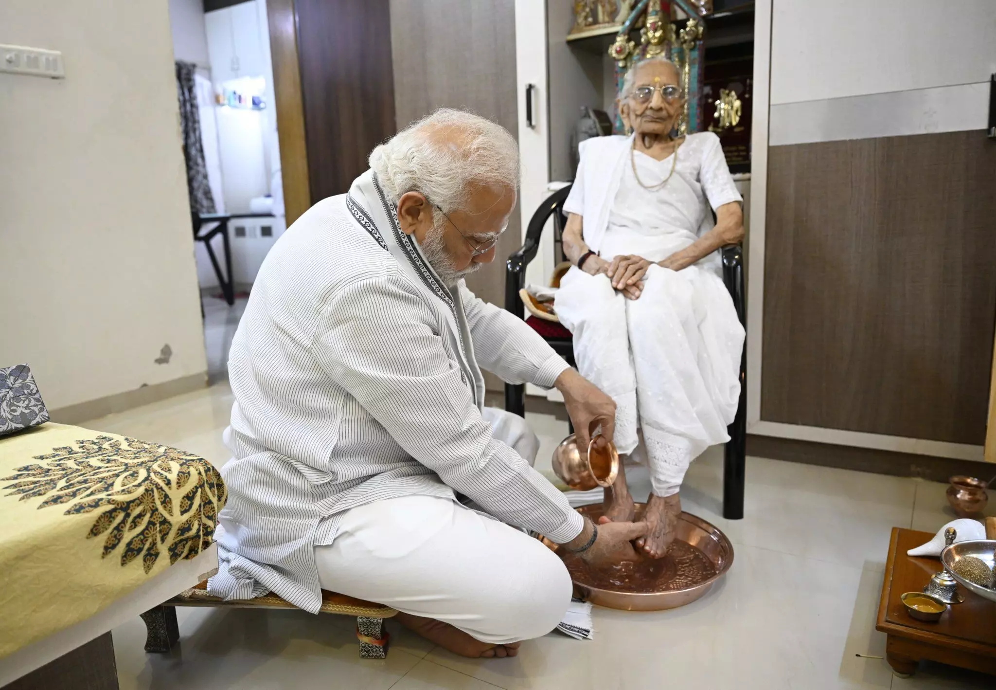 मां हीराबेन के पैर धोकर पीएम मोदी ने लिया आशीर्वाद, अब पावागढ़ मंदिर के लिए निकले