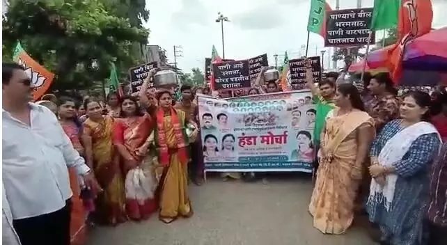 पानी की किल्लत के विरोध में भाजपा के नेतृत्व में महिलाओं ने केडीएमसी कार्यालय पर हंडा कलसी मोर्चा निकाला