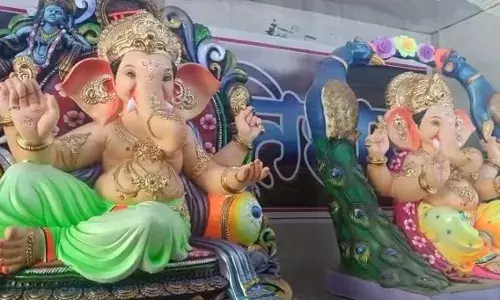नवी मुंबई इस बार गणेश उत्सव के लिए विदेशों ज्यादा आ रही बप्पा के मूर्तियों की डिमांड नवी मुंबई इस बार गणेश उत्सव के लिए विदेशों ज्यादा आ रही बप्पा के मूर्तियों की डिमांड