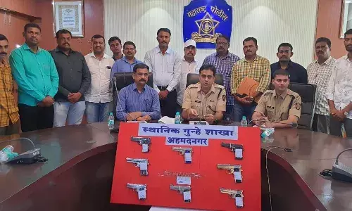 अहमदनगर क्राइम ब्रांच ने 8 देशी पिस्टल और 10 कारतूस के साथ आए, 3 तीन आरोपियों पहनाई हथकड़ी अहमदनगर क्राइम ब्रांच ने 8 देशी पिस्टल और 10 कारतूस के साथ आए, 3 तीन आरोपियों पहनाई हथकड़ी