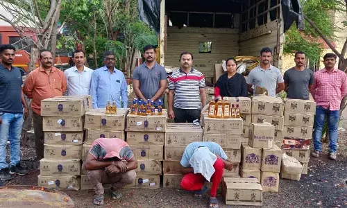 सोलापुर एक्साइज डिपार्टमेंट की बड़ी कार्रवाई, 8 लाख 40 हजार से ज्यादा की विदेशी शराब बरामद दो गिरफ्तार