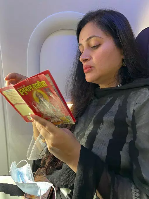 मुंबई से दिल्ली हवाई यात्रा के दौरान नवनीत राणा ने पढी हनुमान चालीसा, कहा उद्धव ठाकरे  की उल्टी गिनती शुरू!