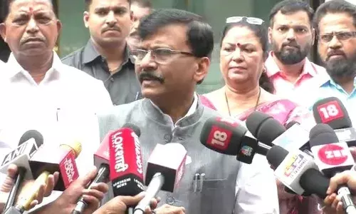 राज्यपाल हुए कोरोना संक्रमित, उन्हे ठीक होने दे फिर देखते हैं किसके पास कितने लोग हैं - संजय राउत राज्यपाल हुए कोरोना संक्रमित, उन्हे ठीक होने दे फिर देखते हैं किसके पास कितने लोग हैं - संजय राउत